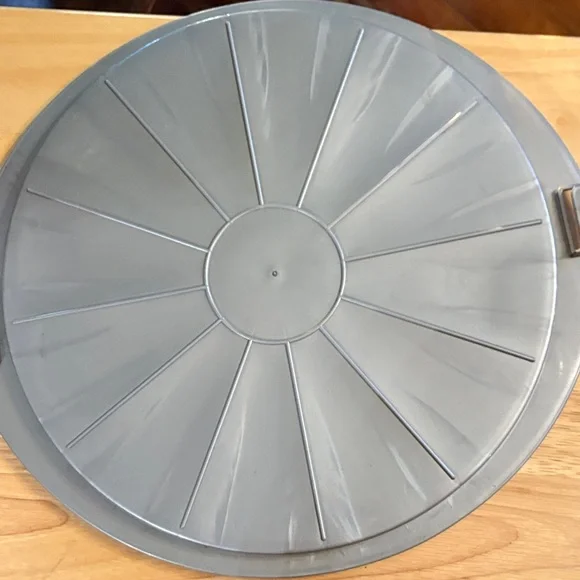 Sterilite Portable Latching Cake Server – Round White & Clear Carrier - Picture 5 of 7